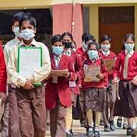 कोरोनामुळे गणवेशाबरोबर विद्यार्थ्यांना आता मास्कही 