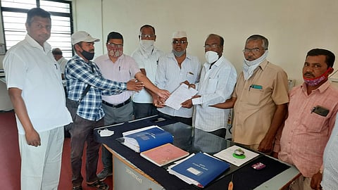 Cancel the decision to contract the school peon