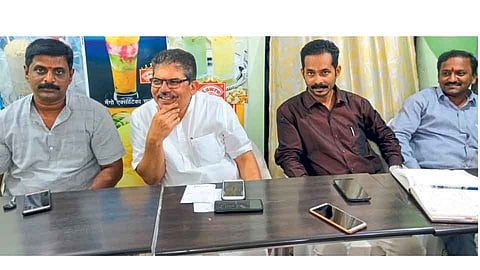 लोटे प्रकरणातील फरारी आरोपीबरोबर नको म्हणून प्रचारापासून दूर