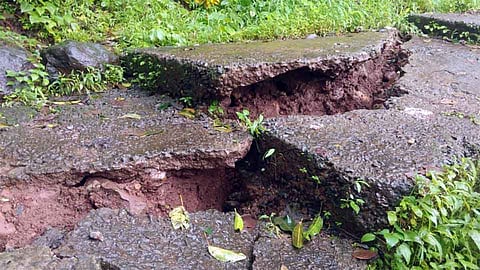 शिरशिंगे येथे डोंगररस्ता खचला; 20 कुटुंबांचे स्थलांतर 