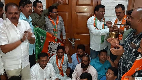 पुणे :..म्हणून भाजपच्या माजी आमदाराने ठोकले सरकारी कार्यालयाला टाळे (व्हिडिओ)