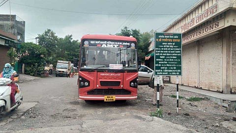 Akola Marathi News- City bus traffic jam, auto drivers fave; The plunder of the common people, however, continues