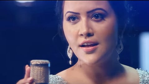 Video : 'तेरी बन जाऊंगी' अमृता फडणवीसांचा ग्लॅमरस अंदाज