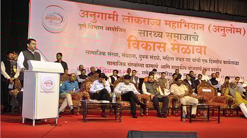 गणेश कला क्रीडा रंगमंच - अनुगामी लोकराज्य महाभियान (अनुलोम) पुणे विभाग आयोजित "सारथ्य समाजाचे' या विकास मेळाव्यात बोलताना मुख्यमंत्री देवेंद्र फडणवीस.