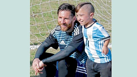 ब्युनोस आयर्स - विश्‍वकरंडक फुटबॉल स्पर्धेच्या सराव सत्रादरम्यान एका छोट्या चाहत्याची फोटोची हौस मेस्सीने पूर्ण केली.