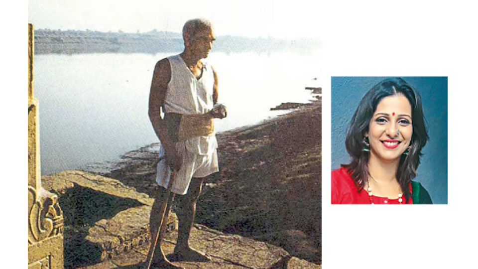  आनंदवनात एका निवांत क्षणी बाबा आमटे.