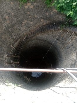 भूम ः दमदार पावसाअभावी कोरडी पडलेली विहीर. 