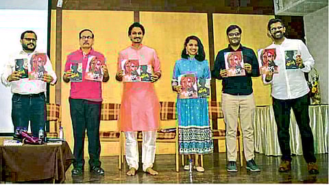 टिळक रस्ता - नितीन थोरात लिखित पुस्तकाच्या प्रकाशनप्रसंगी डावीकडून संजय आवटे, अभय कुलकर्णी, थोरात, राजश्री थोरात, योगेश दशरथ, सुकीर्त गुमास्ते.