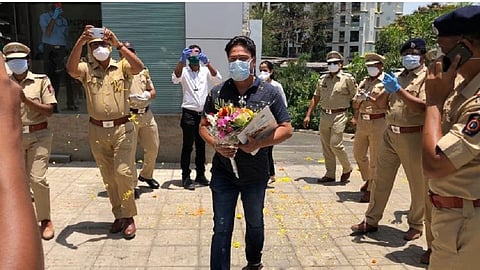 कोरोना आजारातून ठणठणीत होऊन परतल्यानंतर पोलिस अधिकाऱ्याचे स्वागत करताना पोलिस सहकारी