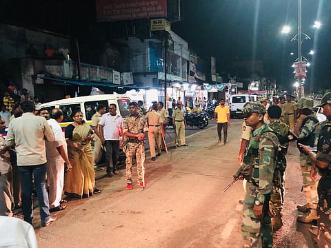 तणाव झाल्यानंतर दंगा नियंत्रण पथकाच्या ताब्यात असलेला दुर्गापूर परिसर. 