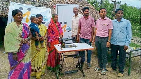 पिलीव (ता. माण) - मोलमजुरी करून उदरनिर्वाह करणाऱ्या दीपाली भंडारी या कुटुंबाला शिलाई मशिन देताना निर्भीड फाउंडेशनचे डॉ. चेतन गलंडे व इतर.