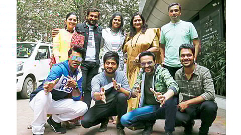 शिवाजीनगर : धुरळा या मराठी चित्रपटाच्या टीमने ‘सकाळ’ कार्यालयाला भेट दिली. या वेळी (डावीकडून) सोनाली कुलकर्णी, प्रसाद ओक, सई ताम्हणकर, अलका कुबल, झी स्टुडिओचे मंगेश कुलकर्णी,  (खाली बसलेले) सिद्धार्थ जाधव, अमेय वाघ, अंकुश चौधरी व निर्माते अनिश जोग.