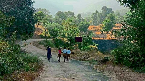 खरोशी - झाडाणी मुरातून रानवाटा तुडवत शिक्षणासाठी पोचणारी चिमुरडी मुले.