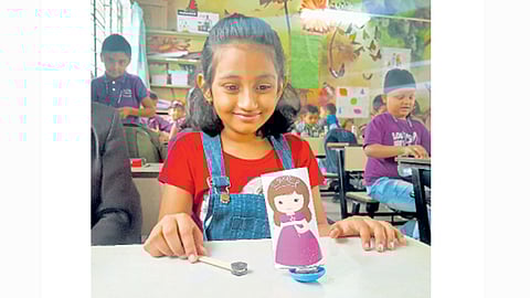 पुणे : प्रयोग करताना शालेय विद्यार्थीनी.