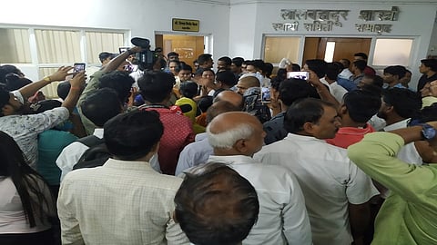 भाईंदर ः बीएसयूपी योजना रखडल्याने संतप्त नागरिकांनी अायुक्त कार्यालयाला घातलेला घेराव.