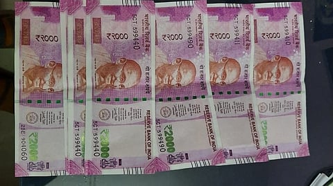 अंकुशनगर : शहागड पोलिसांनी संशयिताजवळून जप्त केलेल्या दोन हजार रुपयांच्या बनावट नोटा. 