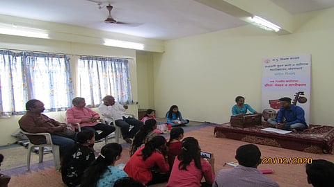 औरंगाबाद ः सरस्वती भुवन महाविद्यालयाच्या संगीत विभागातर्फे आयोजित कार्यशाळेत बंदीश सादर करताना विद्यार्थी. 