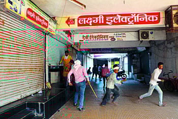 बाबांनो गुपगूमान घरी बसा... सक्तीच्या संचारबंदीसाठी पोलिस रस्त्यावर 