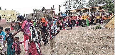 कळंब : कोल्हापूरहून ट्रॅक्टरमधून सोनपेठकडे निघालेल्या मजुरांची जिल्हा परिषद शाळेतील तात्पुरत्या निवारागृहात करण्यात आलेली व्यवस्था.