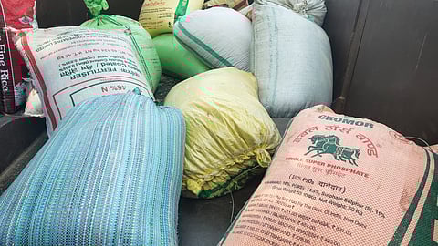 कोदामेंढी : तलाठी आणि ग्रामस्थांनी पकडलेला तांदूळ. 