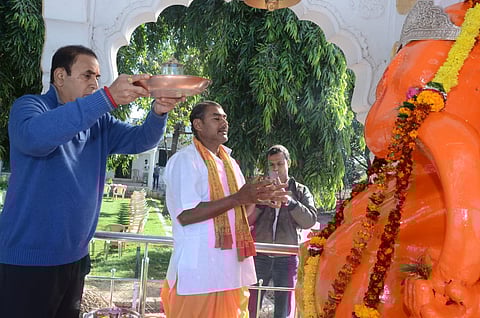 कोंढाळी ः गणपतीची आरती करताना गृहमंत्री अनिल देशमुख. 