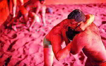  The gym is open but closed; On the ground, the demand to start the competition