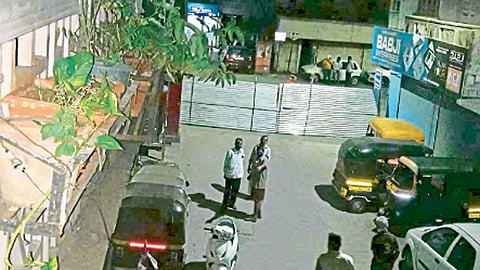 कसबा पेठ - संक्रमित क्षेत्रात असणारा पेठांचा भाग पुन्हा एकदा पत्रे लावून ‘सील’ बंद करण्यात आला आहे.