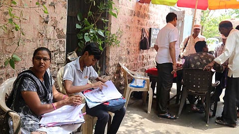 शुक्रवार पेठ - मामलेदार कचेरीच्या आवारातील एजंट आणि उपस्थित नागरिक.