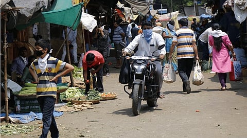 Coronavirus : पिंपरीत भाजी विक्रेत्यांना पोलिसांची मारहाण, किराणा दुकानेही केली बंद