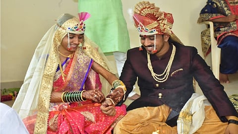 भाजे - येथे साध्या पद्धतीने नवरीच्या घरात करण्यात आलेले लग्न.