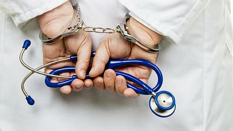 चार वर्षानंतर पोलिसांना आली जाग, डॉक्टरांविरोधात निष्काळजीपणाचा गुन्हा दाखल
