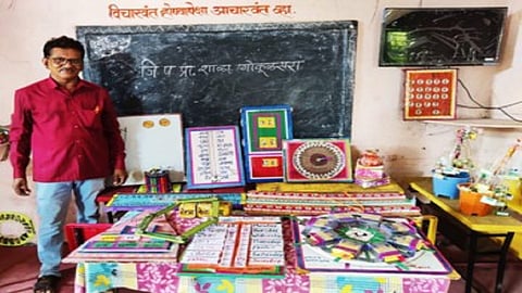 Vinod Bhoyar is teaching students by making things using waste 