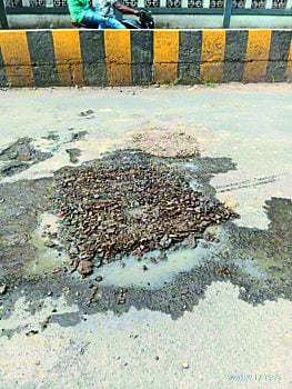 ‘मनपा’ची खड्डे बुजविण्याची गजब तऱ्हा ! डांबरी रस्त्याला मुरूमाचा लावला ठिगळ   