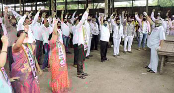 dhule rashtrwadi congress strike