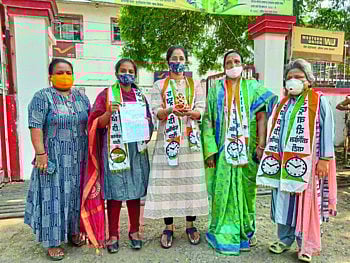 गृहमंत्री शहांना ‘मीराबाईं’ची जखडलेली मूर्ती राष्ट्रवादी युवती काँग्रेसने दिली भेट 