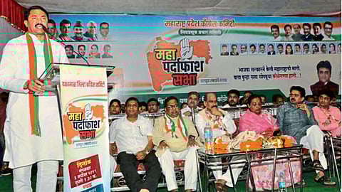 यवतमाळ - विचार व्यक्त करताना माजी खासदार नाना पटोले. व्यासपीठावर उपस्थित मान्यवर.