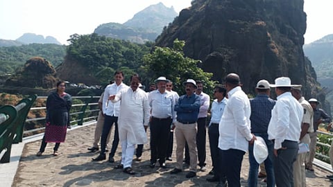 माळशेज घाटातील स्कायवाॅक व झीप लाइनच्या ठिकाणांची जिल्हाधिकाऱ्यांकडून पहाणी