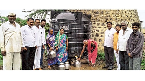 न्हावरे (ता. शिरूर) - पिकाचे पाणी बंद करून शेंडगे वस्ती परिसरातील ग्रामस्थांची तहान भागविणारे शिवसेनेचे गटप्रमुख बिरदेव शेंडगे (उजवीकडून चौथे). 