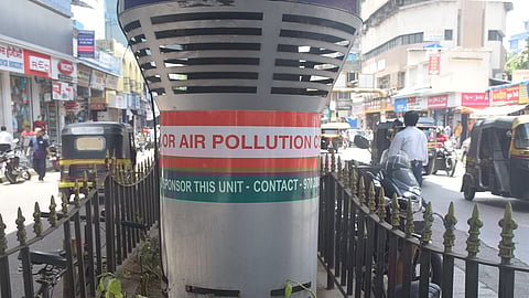 ठाणे : रेल्वे स्थानक परिसरात लावण्यात आलेले धूळ शोषण यंत्र.    (छायाचित्र : दीपक कुरकुंडे)