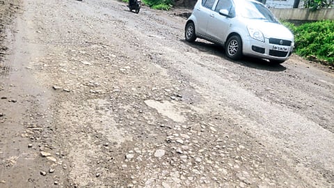 रस्त्याची दुरवस्था.