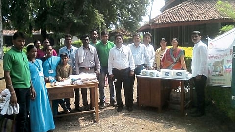 वर्धा जिल्हयातील भिडी या छोटया खेडयात मासिक पाळी यावर जगजागृती करणारे तरूण सामाजिक कार्यकर्ते.