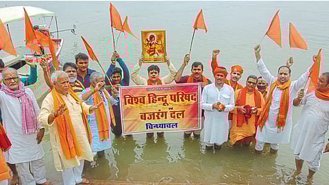 मिर्झापूर - बजरंग दल आणि विहिंपच्या वतीने रामजन्मभूमि कार्यक्रमासाठी गंगा नदीतील पाणी आणि वाळू  एका कलशात गोळा करण्यात आले.