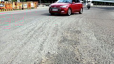 चिंचवड स्टेशन ते केएसबी चौक रस्त्यावरील खड्डे व वर आलेली खडी.