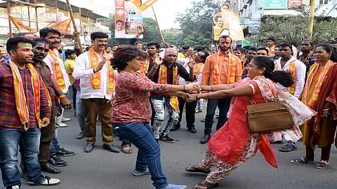 उद्धव ठाकरे यांनी मुख्यमंत्रिपदाची शपथ घेतल्यानंतर शहरात जल्लोष करताना उत्साही शिवसैनिक. 