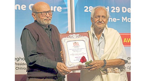 एस. एम. जोशी सभागृह - असगर वजाहत (डावीकडील) यांच्या हस्ते ज्येष्ठ लेखक आणि दिग्दर्शक सागर सरहदी यांना जीवनगौरव पुरस्कार देण्यात आला.