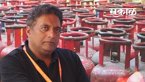 popular actor prakash raj angry reaction on lpg price hike 