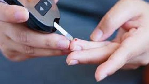 शरीरात लो ब्लड शुगर लेव्हल 'या' कारणांमुळे होते कमी