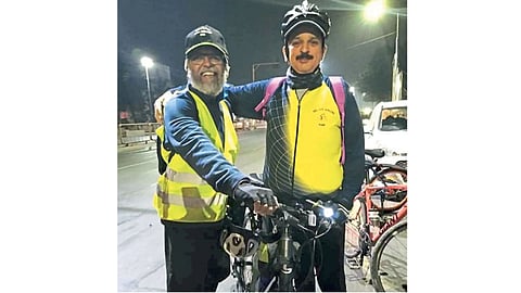 पुणे ते कन्याकुमारी सायकलवारी करणारे (डावीकडून) संजय कट्टी व विवेक दामले.
