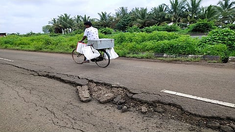 Video : पुणे बंगळूर महामार्गावरील सेवा रस्ता खचला