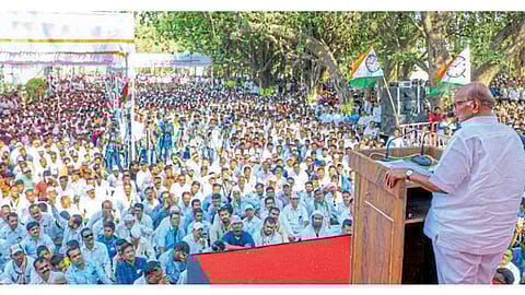 बारामती - सुप्रिया सुळे यांच्या प्रचाराच्या सांगता सभेत बोलताना ज्येष्ठ नेते शरद पवार.